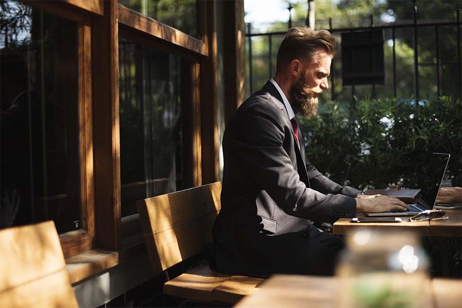 entrepreneur-ordinateur-travail